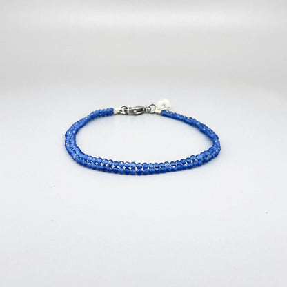 19 cm beaded bracelet with faceted round blue quartz beads in muted sky-blue, finished with a lobster clasp.