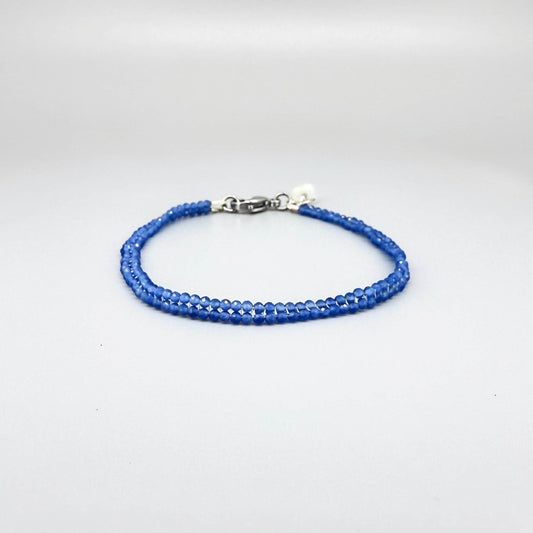 19 cm beaded bracelet with faceted round blue quartz beads in muted sky-blue, finished with a lobster clasp.