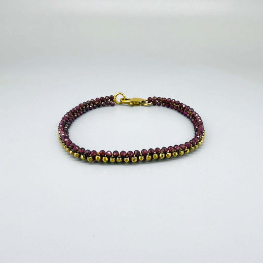 18 cm beaded bracelet made of wine-red garnet and gold-toned hematite with a lobster clasp, displayed on a light background.