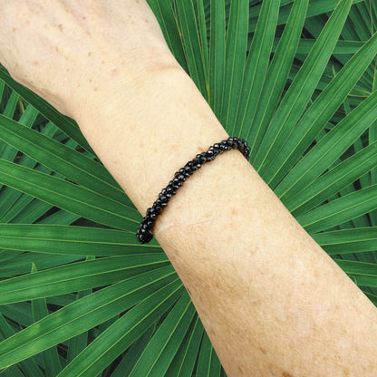 20 cm beaded bracelet made of faceted near-black hematite with a lobster clasp, displayed on a light background.