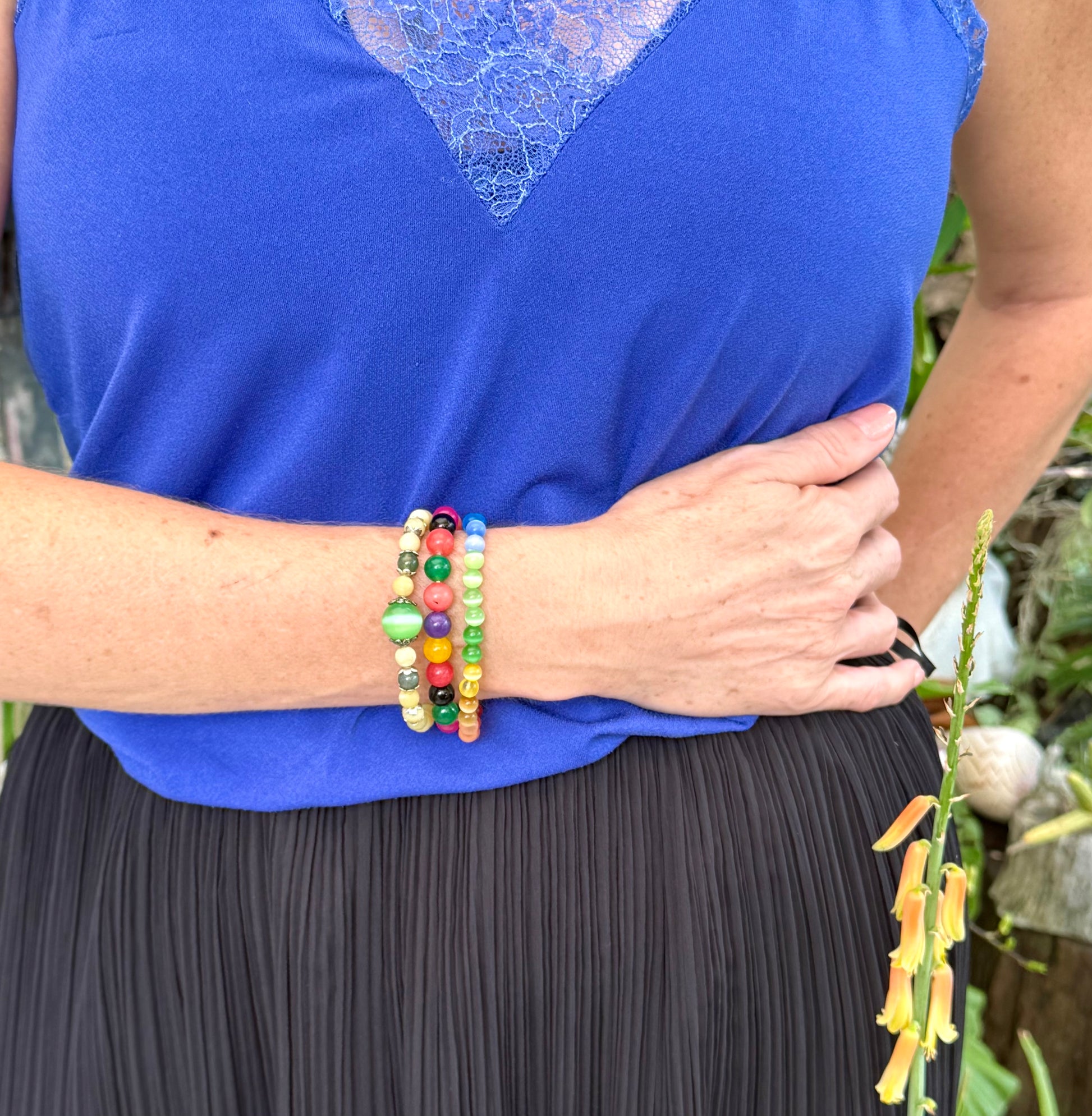 Yellow jade beaded bracelet, 18cm, with larger green jade focal bead on elastic stretch band.