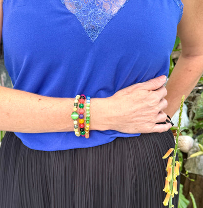 Yellow jade beaded bracelet, 18cm, with larger green jade focal bead on elastic stretch band.