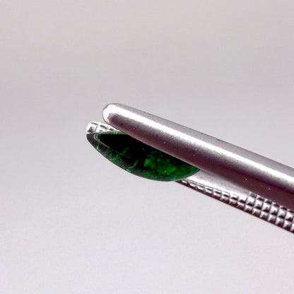 0.67 ct natural untreated emerald from Zambia, one side polished and the other cabochon-shaped.