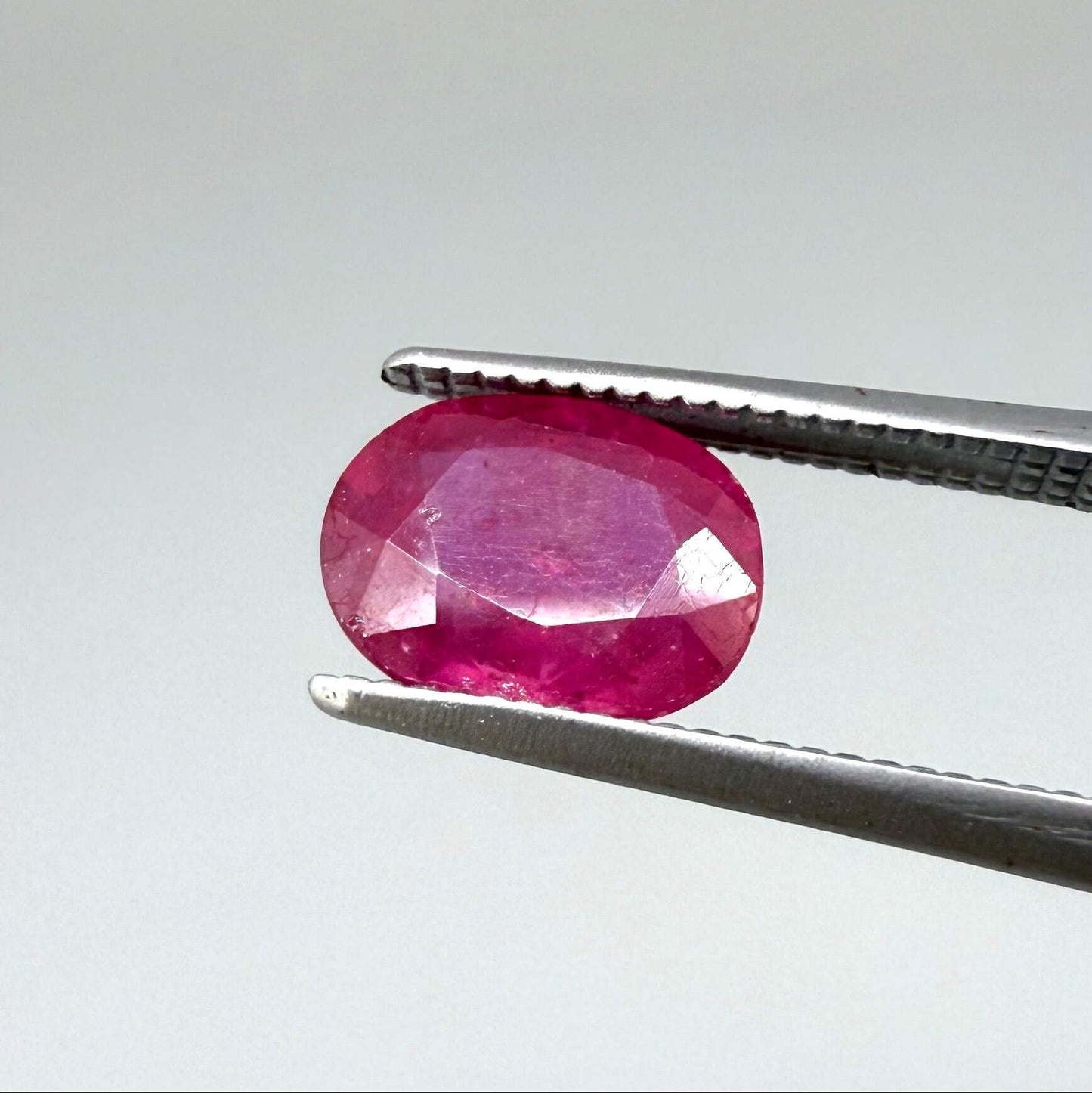 1.87 ct natural pink-red ruby from Mozambique, oval cut.