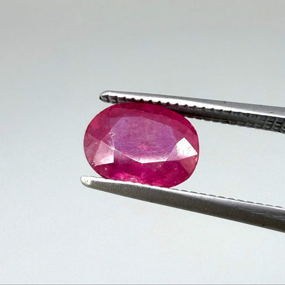 1.87 ct natural pink-red ruby from Mozambique, oval cut.