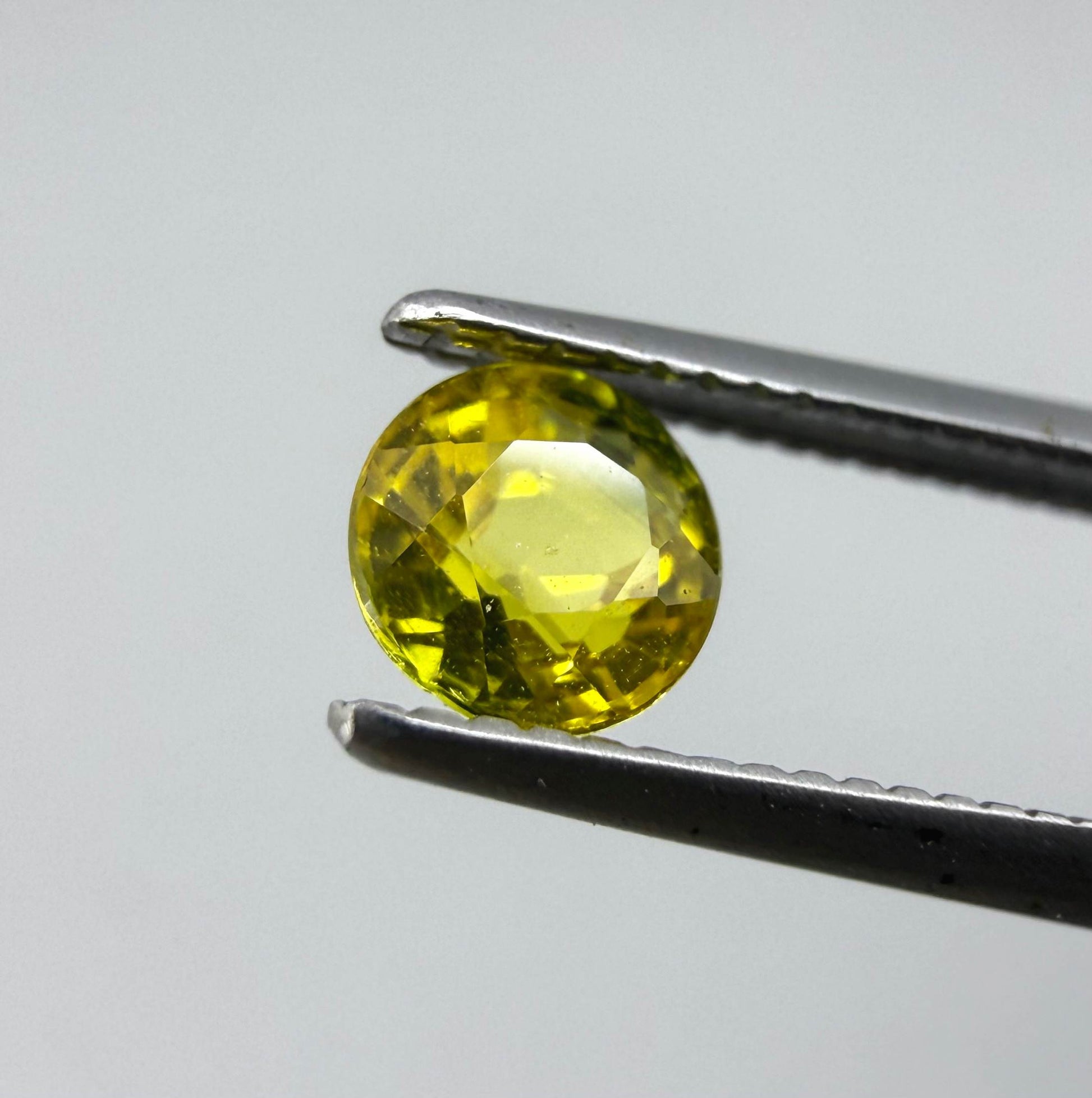 0.96 ct natural yellow sapphire set from Bangkaja, round cut stones.