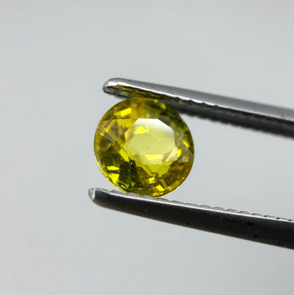 0.96 ct natural yellow sapphire set from Bangkaja, round cut stones.