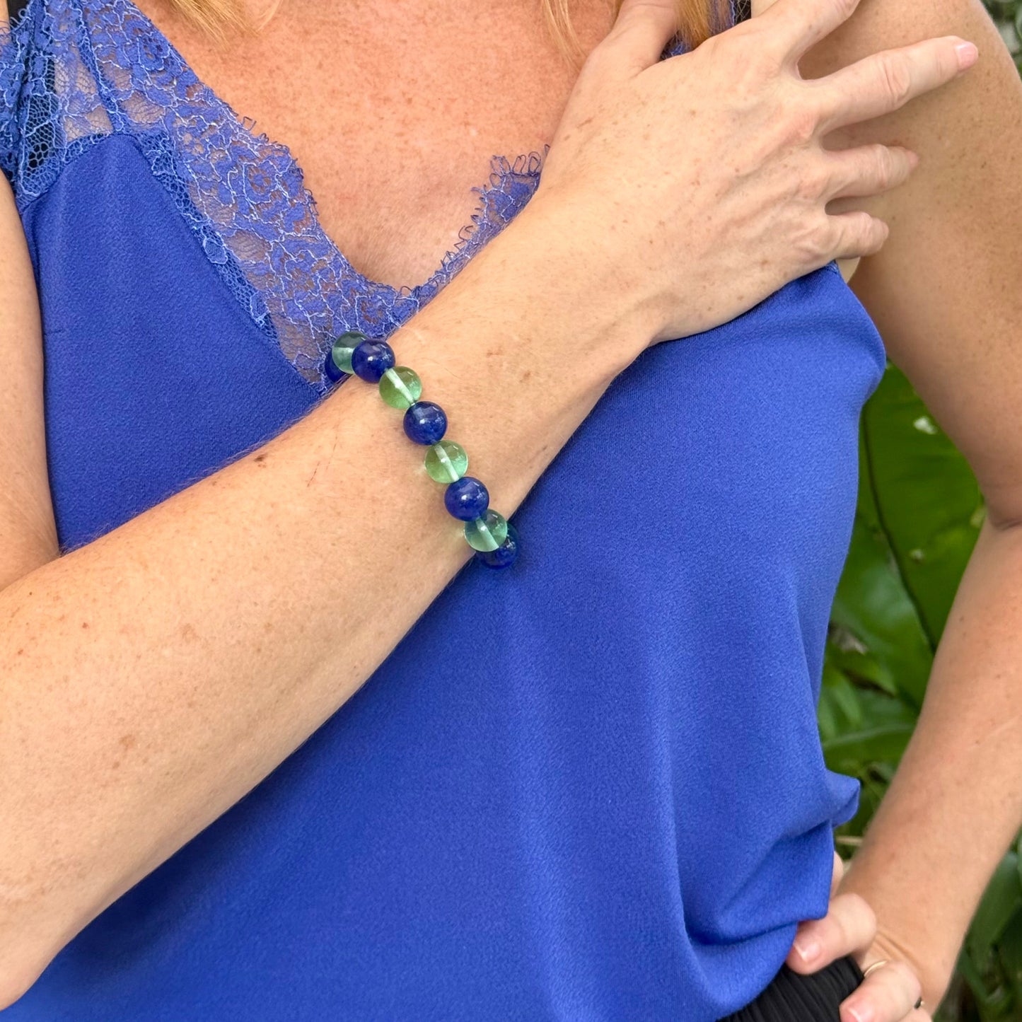 Quartz beaded bracelet, 18cm, alternating dark blue and light green dyed gemstone beads on elastic stretch band.