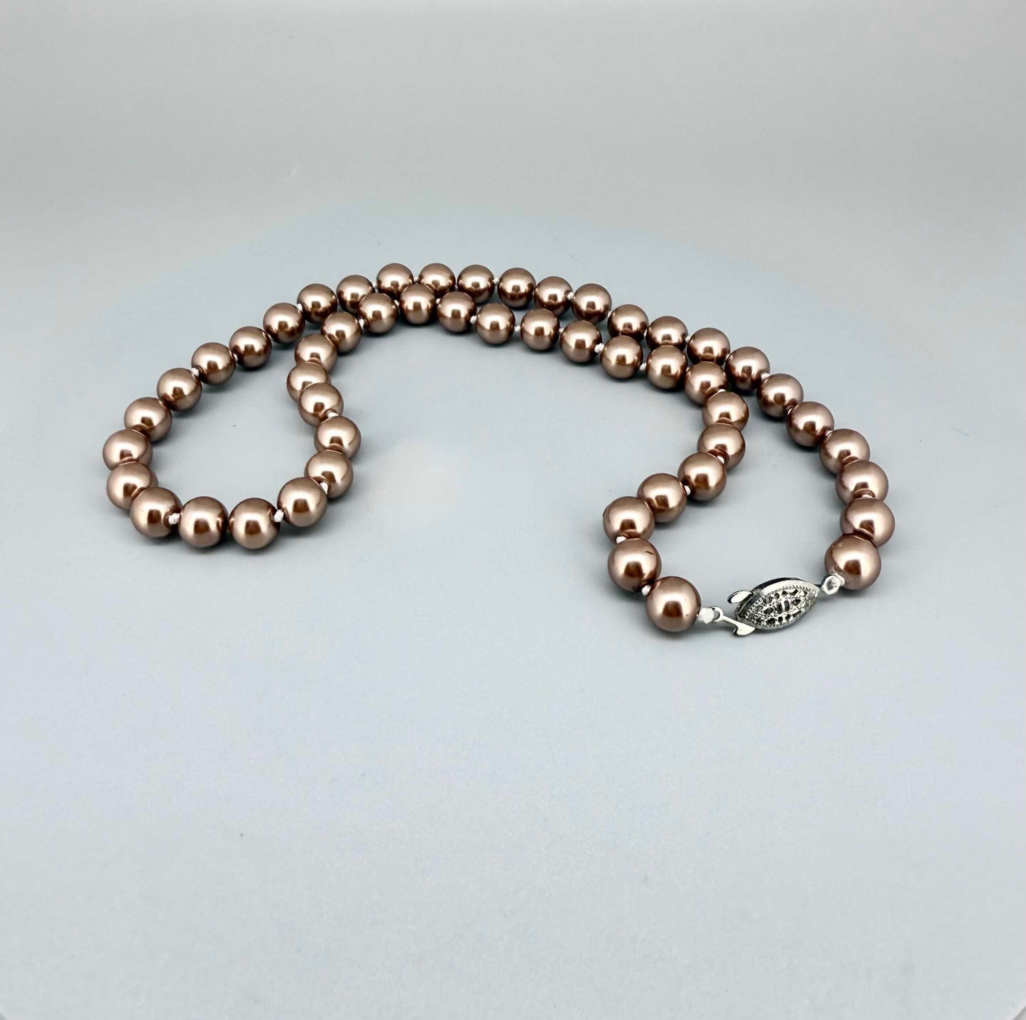 Rose-gold imitation pearl necklace, 45 cm / 17.7 in, featuring round polished beads with a refined luster.