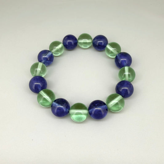 Quartz beaded bracelet, 18cm, alternating dark blue and light green dyed gemstone beads on elastic stretch band.
