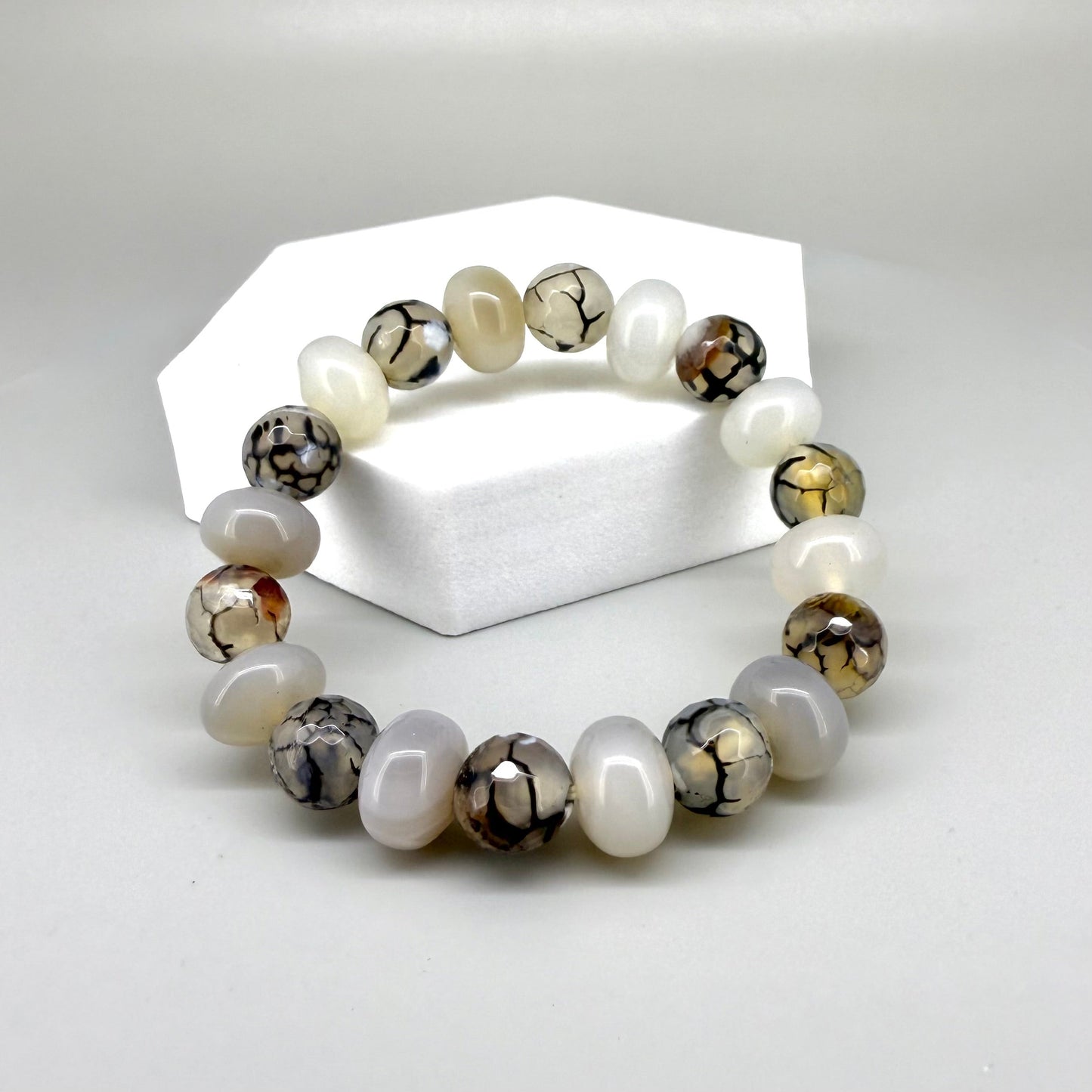 Dragon vein agate and agate beaded bracelet, 17cm, grey and white gemstone beads with vein-like patterns and metal accents on elastic stretch band.