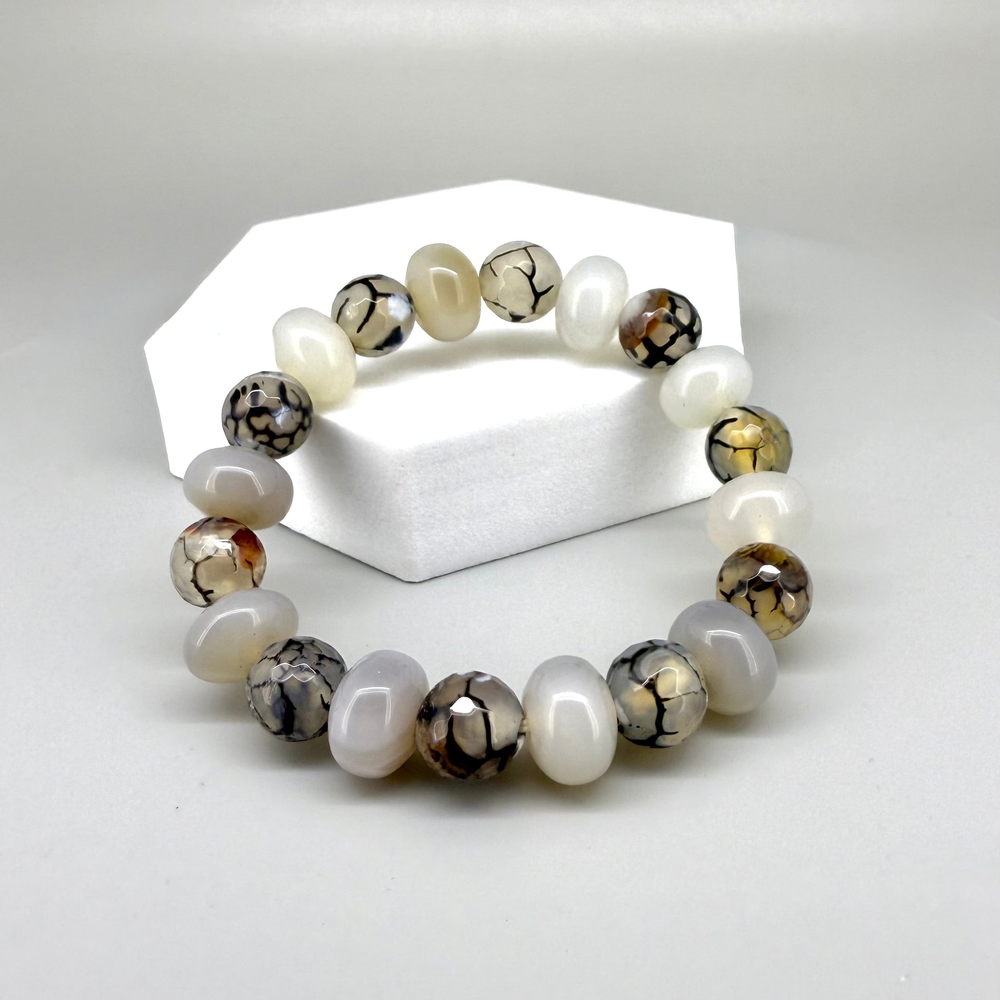 Dragon vein agate and agate beaded bracelet, 17cm, grey and white gemstone beads with vein-like patterns and metal accents on elastic stretch band.