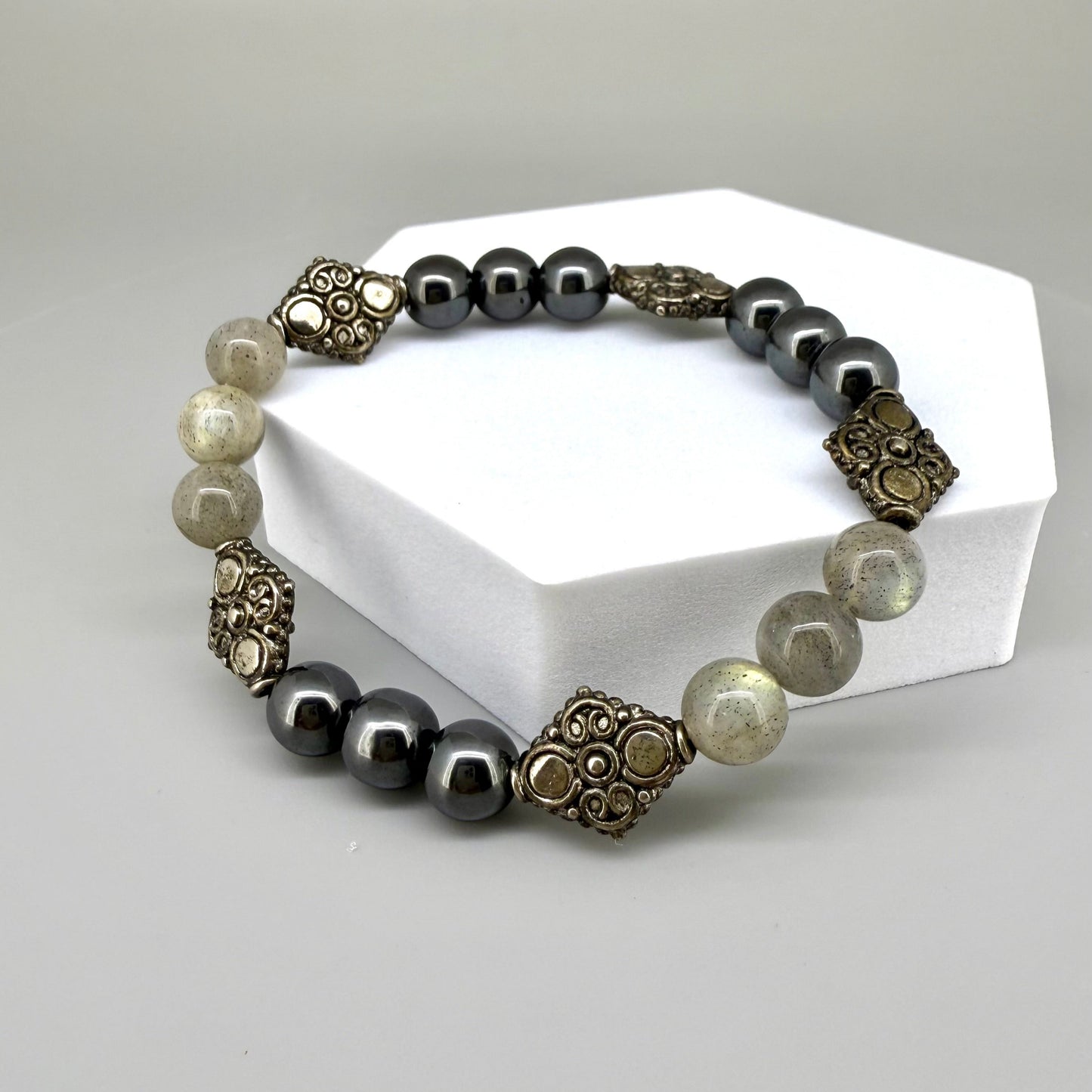 Howlite and hematite beaded bracelet, 18cm, white and metallic grey gemstone beads with carved metal accents on elastic stretch band.
