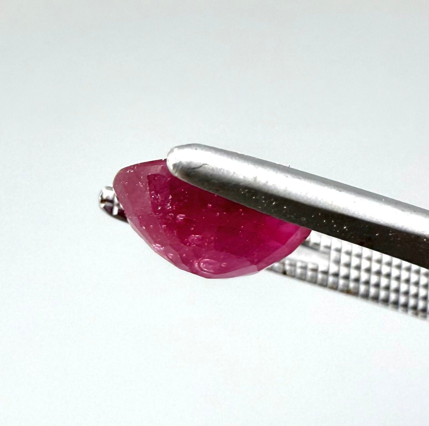 1.87 ct natural pink-red ruby from Mozambique, oval cut.