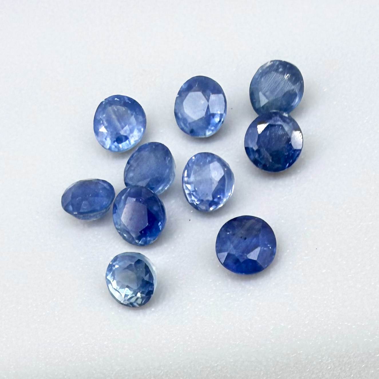 1.58 ct natural sapphire lot from Bangkaja, round cut stones with blue hues.