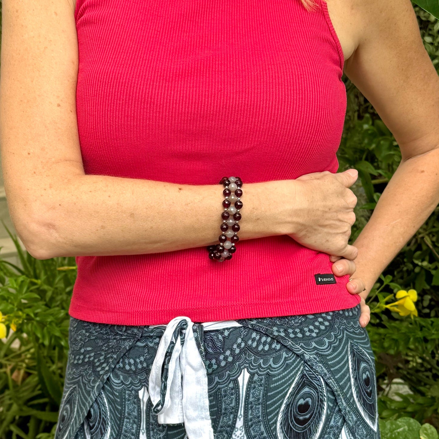 Three-row agate beaded bracelet, 20cm, with deep violet-red outer rows and lighter agate center beads on elastic stretch band.