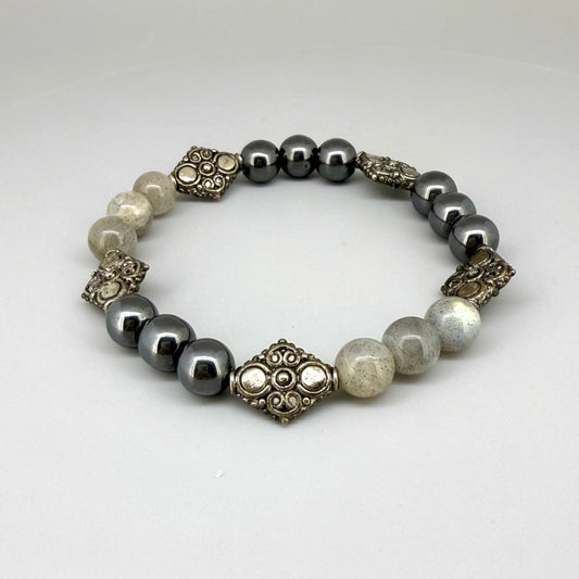 Howlite and hematite beaded bracelet, 18cm, white and metallic grey gemstone beads with carved metal accents on elastic stretch band.