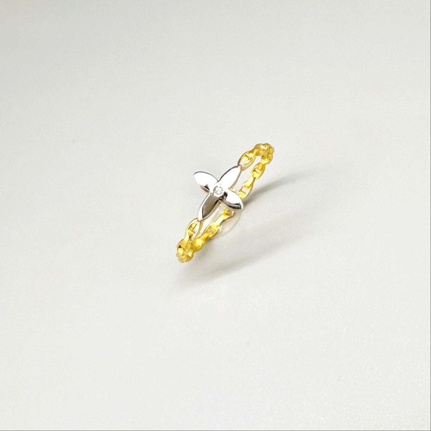 23k gold chain-link ring with 0.035 ct diamond — delicate, flexible design in size 53.