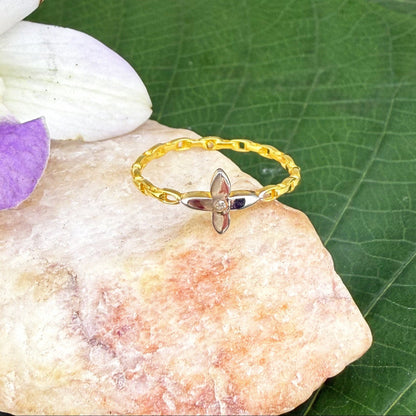 23k gold chain-link ring with 0.035 ct diamond — delicate, flexible design in size 53.