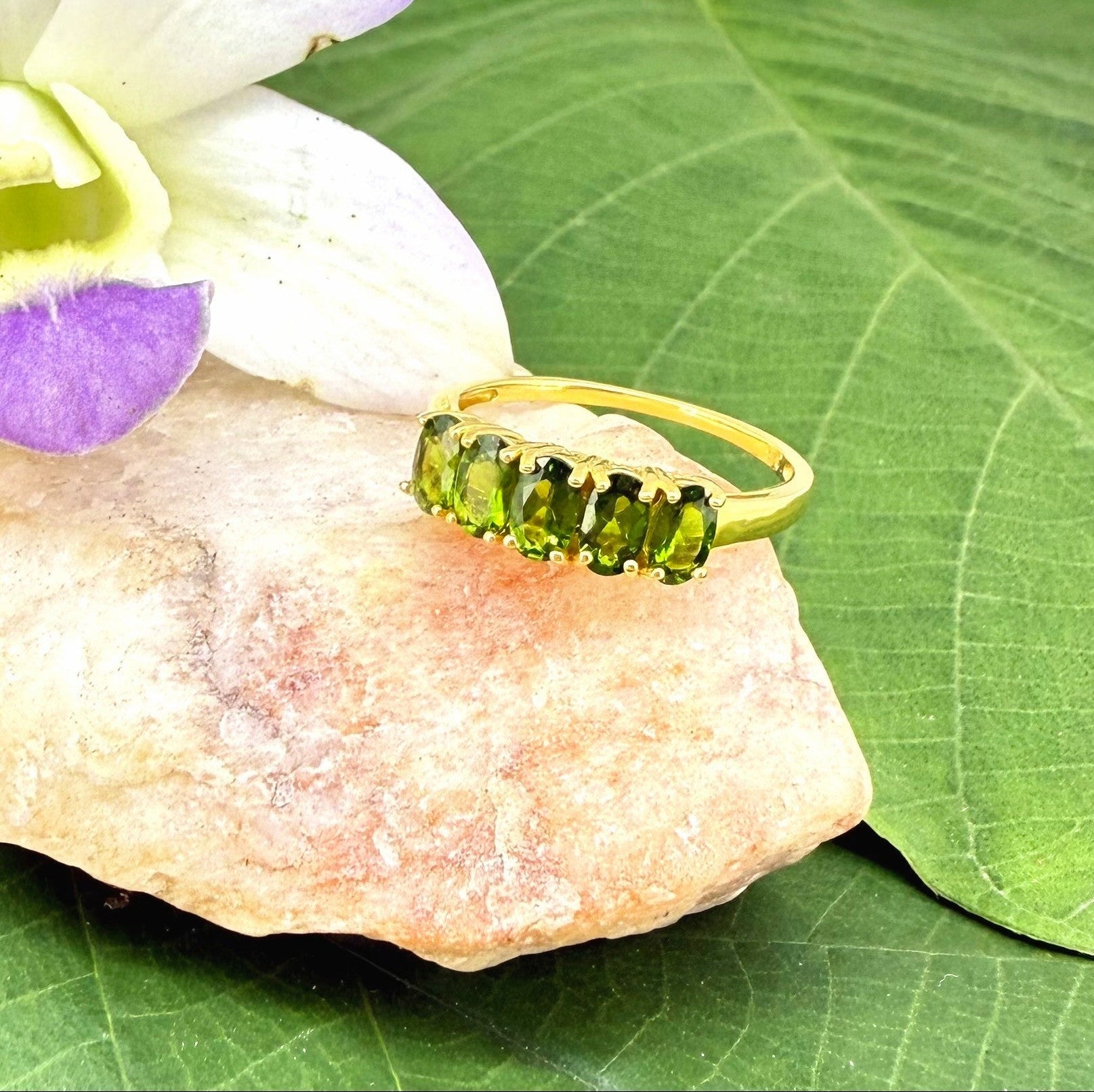 23k gold ring with 1.09 ct natural chrome diopside in vivid green, size 53.