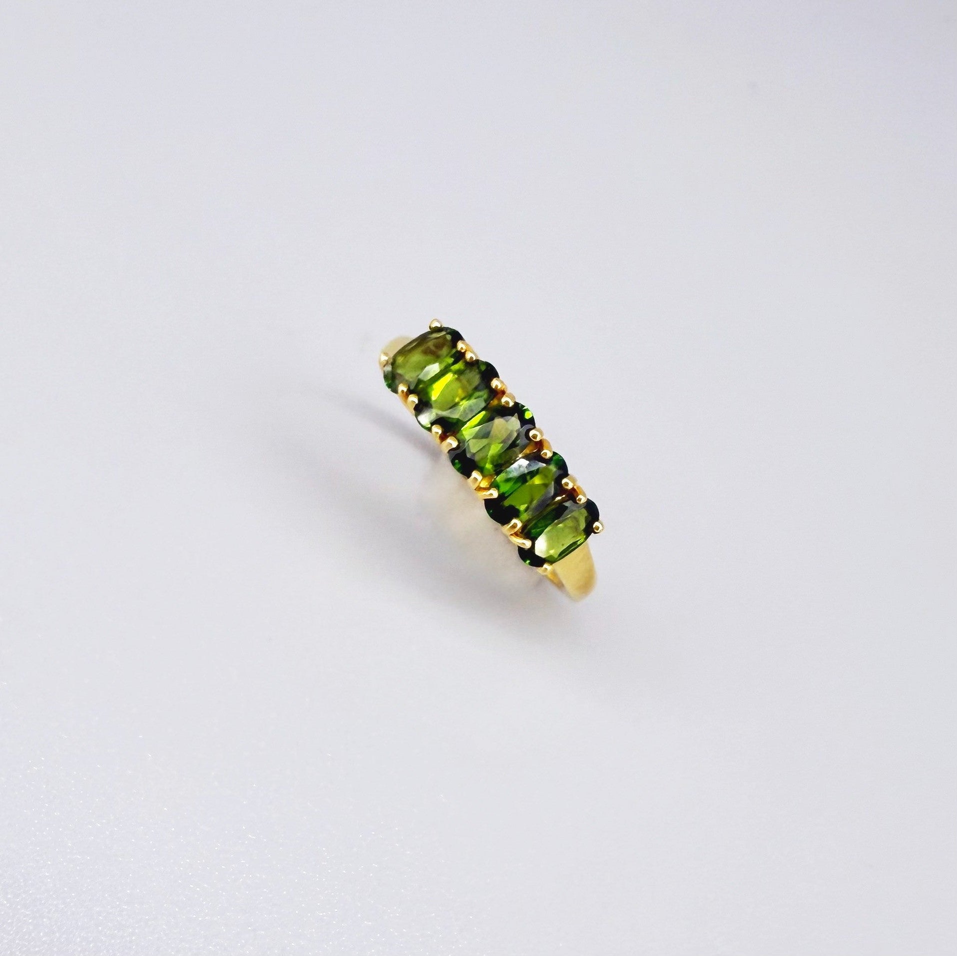 23k gold ring with 1.09 ct natural chrome diopside in vivid green, size 53.