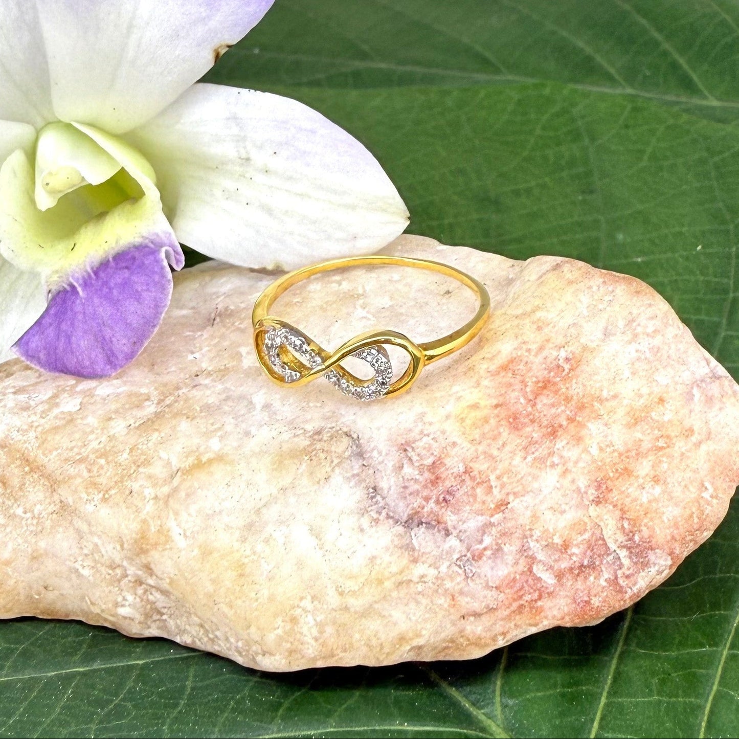 14k gold ring with 0.095ct natural diamonds in an elegant, minimalist design.