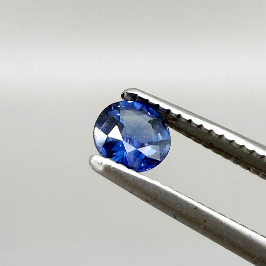 Oval rich medium blue sapphire from Bangkaja, Thailand, with vivid natural blue color and bright brilliance.