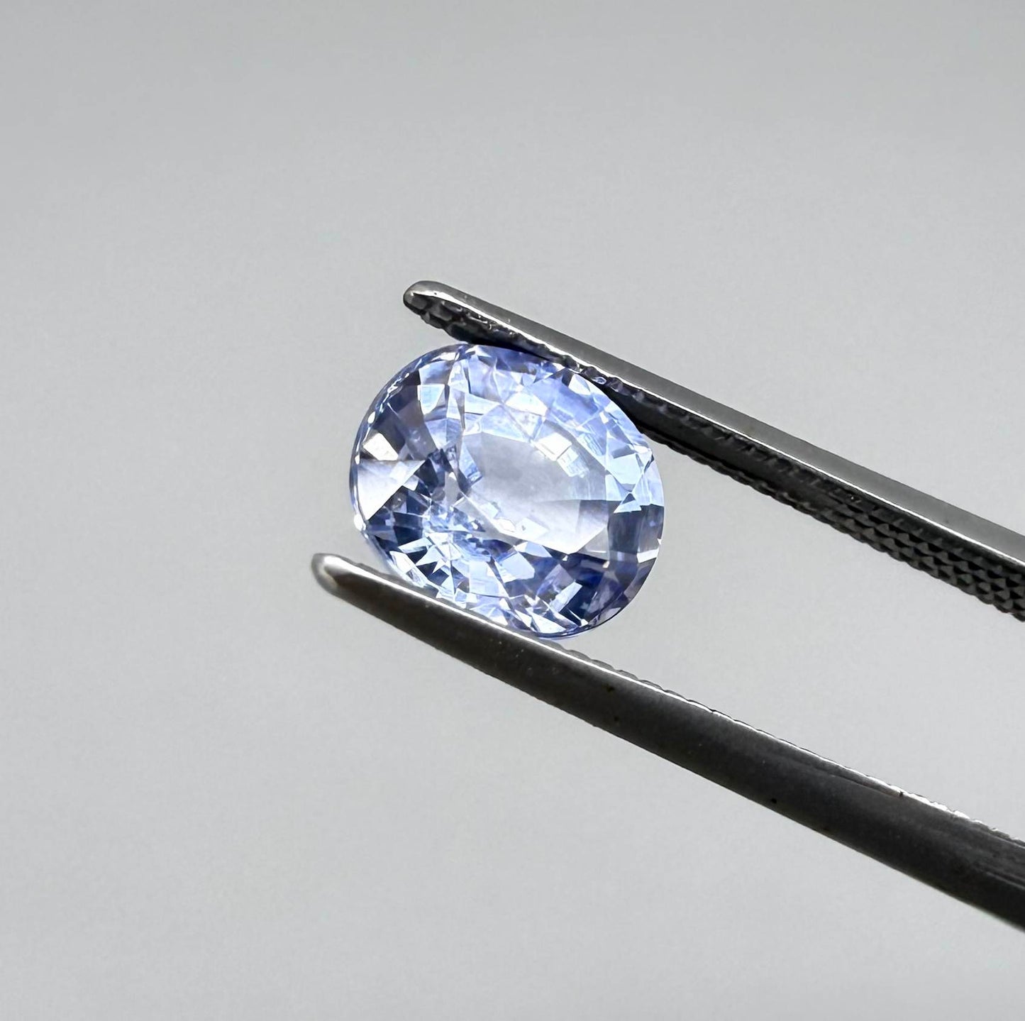 Light cornflower blue sapphire from Sri Lanka in oval cut with bright brilliance and natural transparent crystal structure.