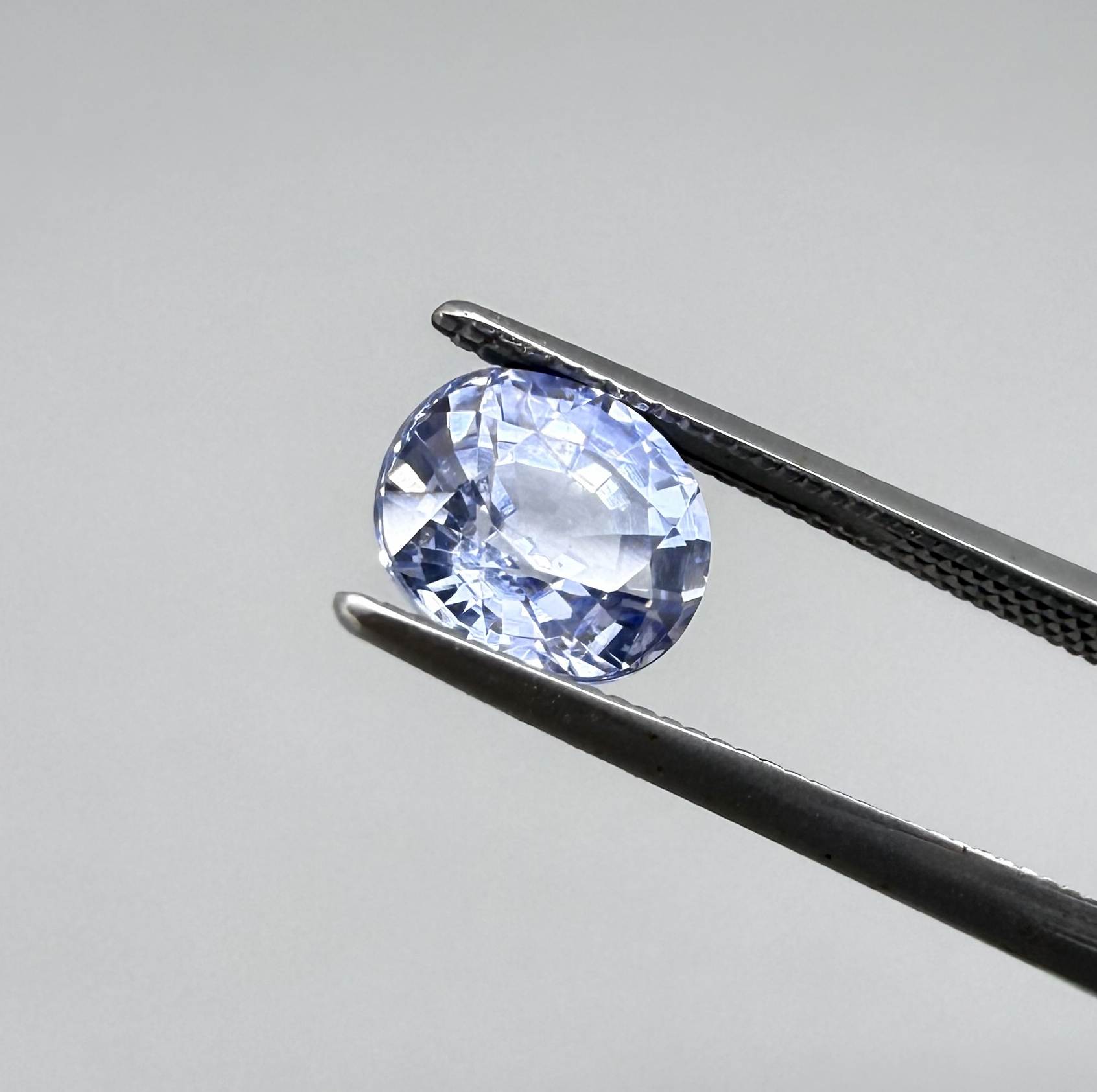 Light cornflower blue sapphire from Sri Lanka in oval cut with bright brilliance and natural transparent crystal structure.