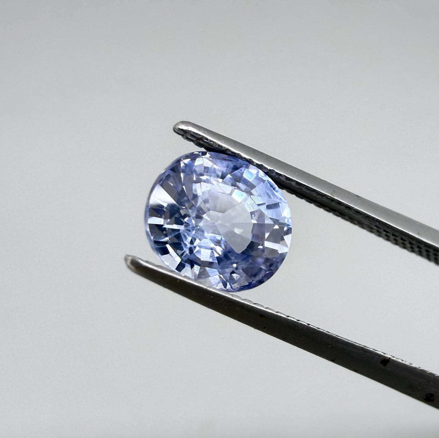 Light cornflower blue sapphire from Sri Lanka in oval cut with bright brilliance and natural transparent crystal structure.