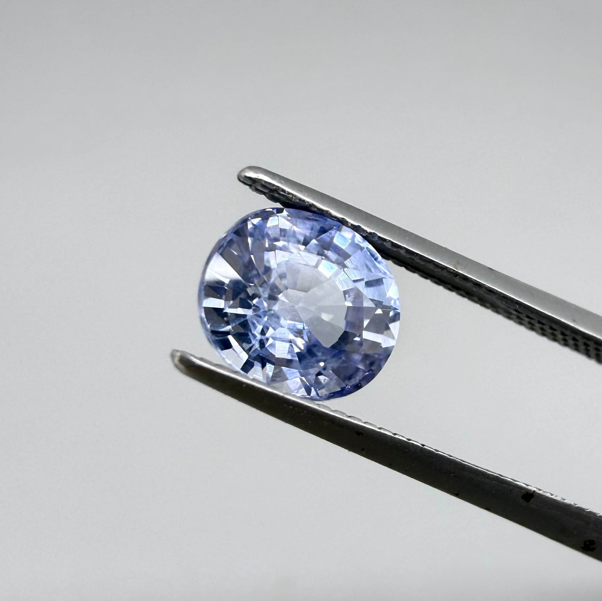 Light cornflower blue sapphire from Sri Lanka in oval cut with bright brilliance and natural transparent crystal structure.