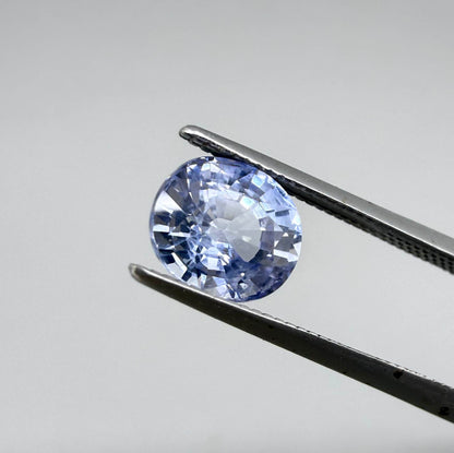 Light cornflower blue sapphire from Sri Lanka in oval cut with bright brilliance and natural transparent crystal structure.