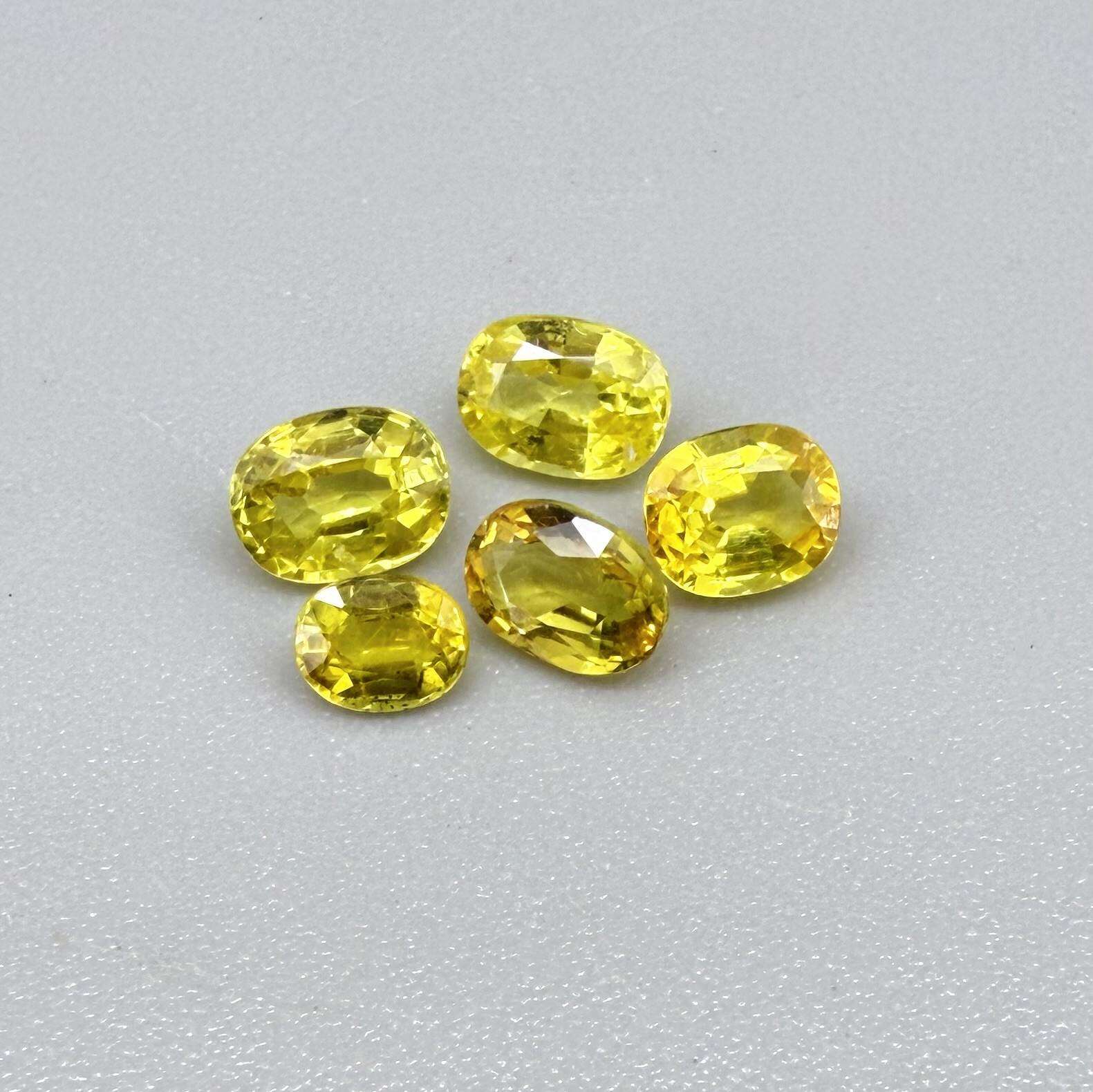 Yellow sapphire parcel in oval cuts from Bangkaja, Thailand showing lemon, golden and orangey tones with bright natural brilliance.