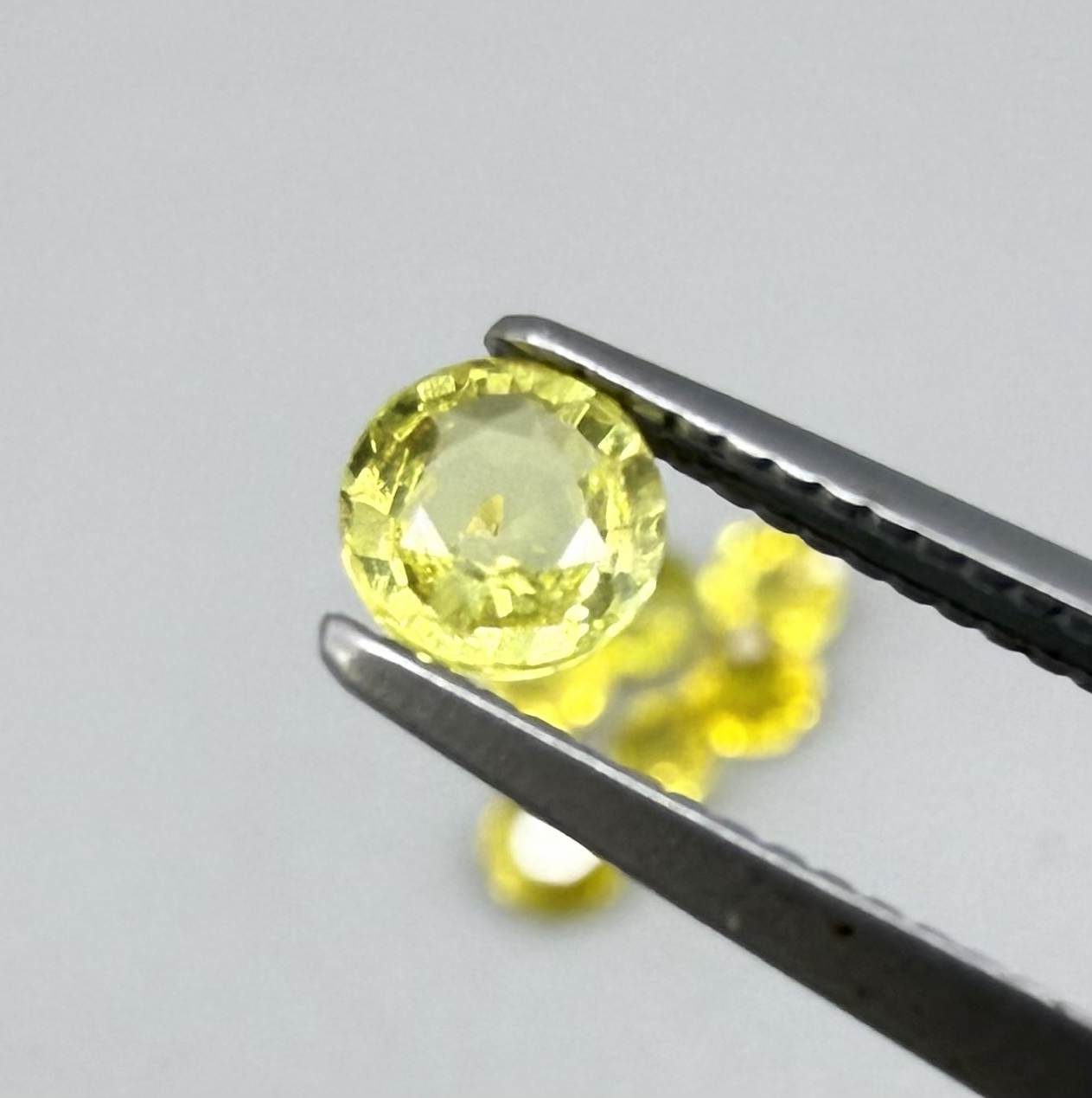 Yellow sapphire parcel in oval and round cuts from Bangkaja, Thailand showing lemon to light golden tones with bright natural brilliance.