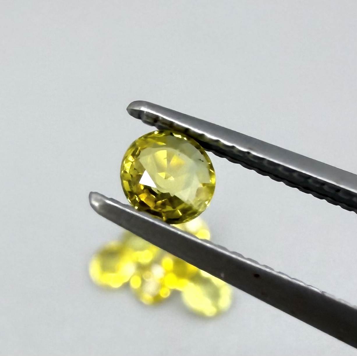 Yellow sapphire parcel in oval and round cuts from Bangkaja, Thailand showing lemon to light golden tones with bright natural brilliance.