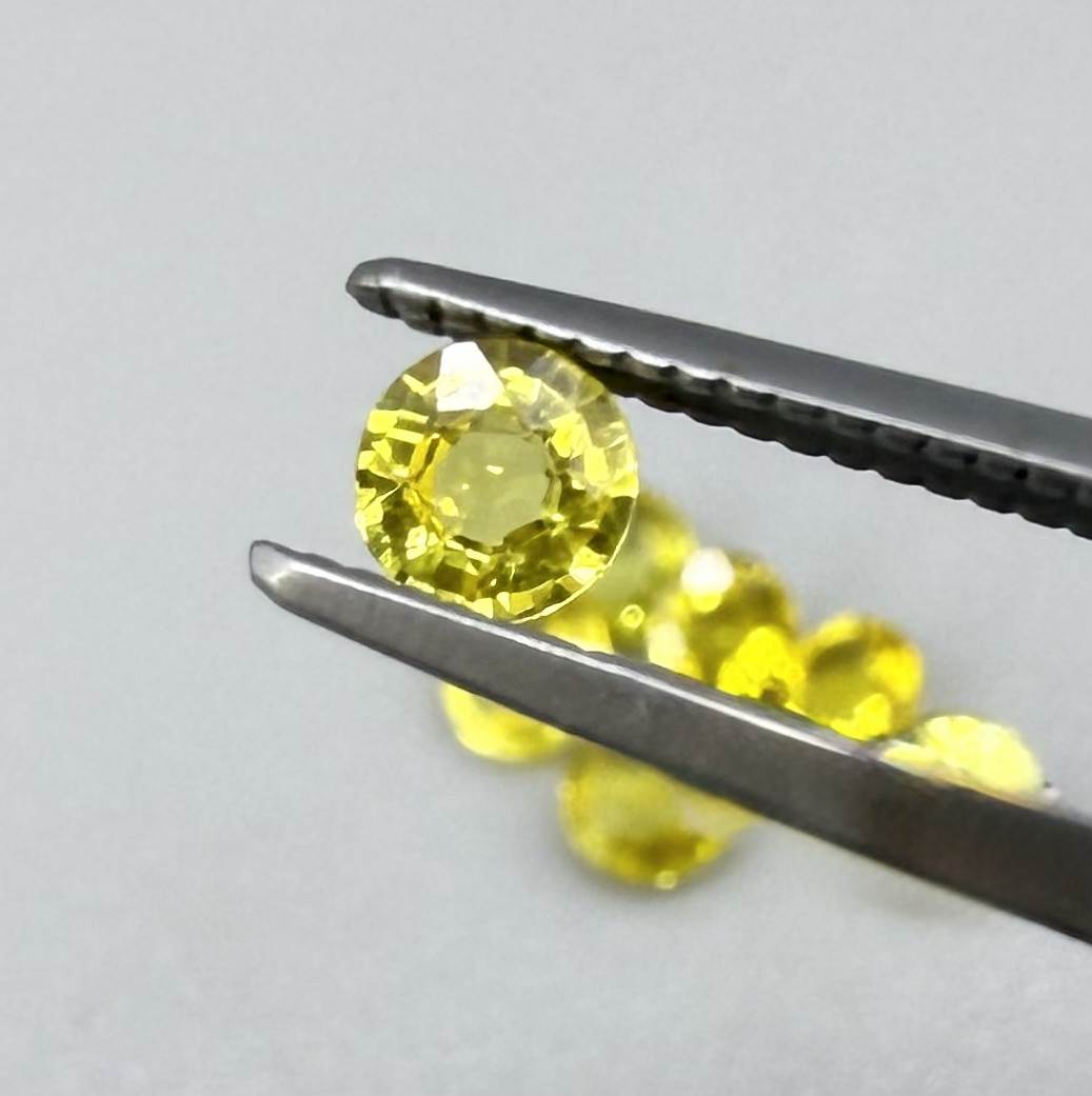 Yellow sapphire parcel in oval and round cuts from Bangkaja, Thailand showing lemon to light golden tones with bright natural brilliance.