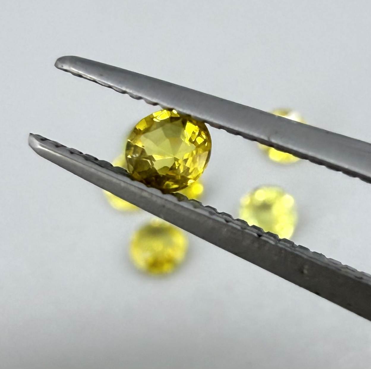Yellow sapphire parcel in oval and round cuts from Bangkaja, Thailand showing lemon to light golden tones with bright natural brilliance.