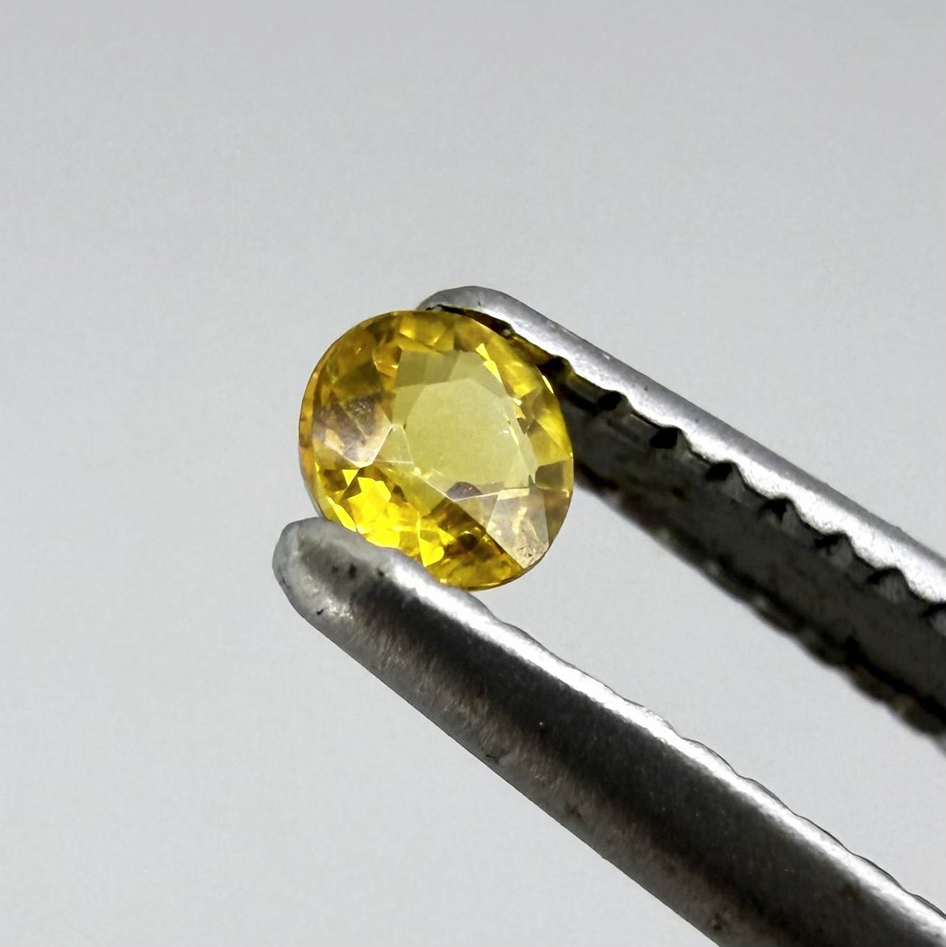 Round rich golden yellow sapphire from Bangkaja, Thailand with warm tone and strong natural brilliance.