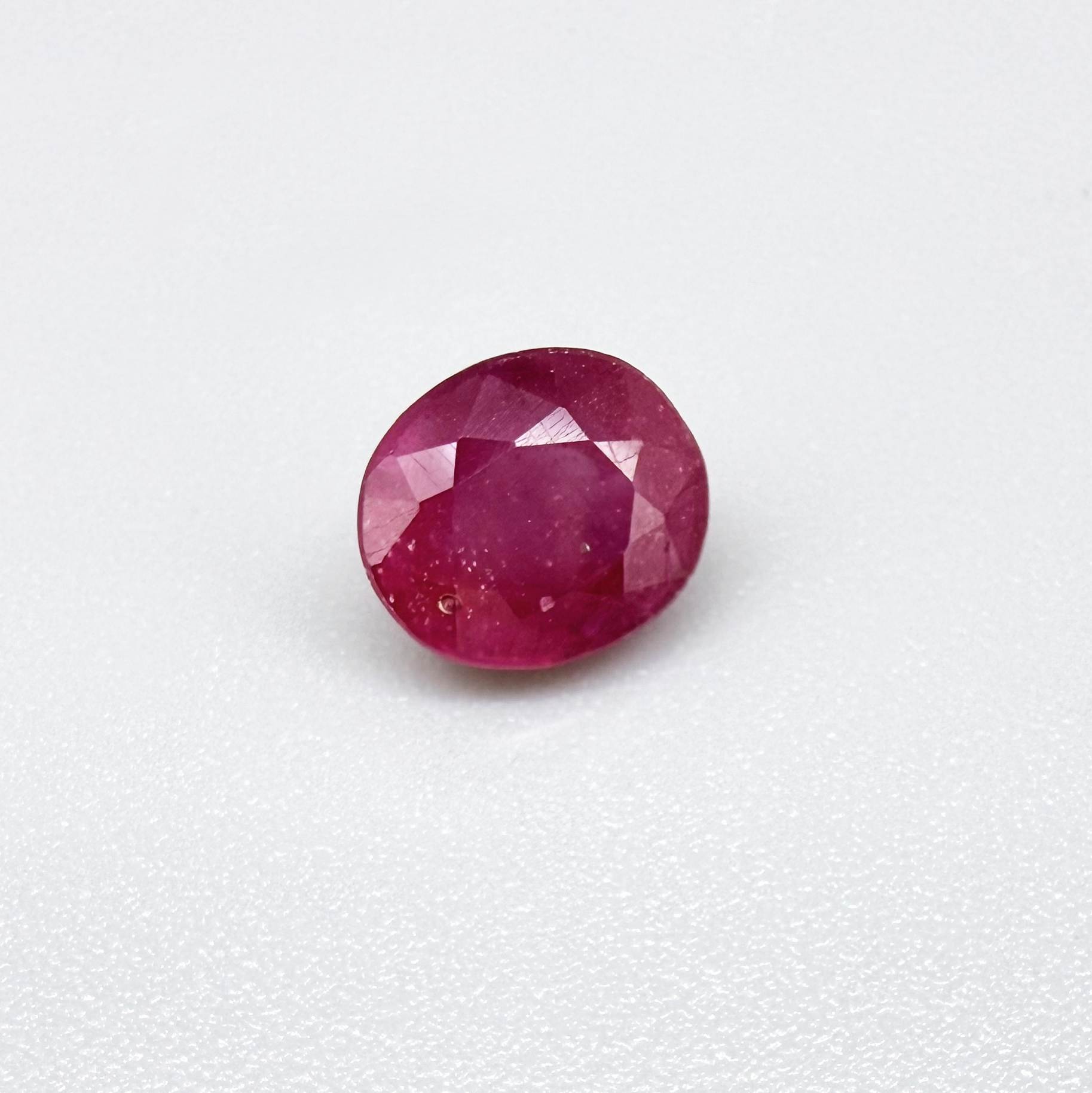 Oval pinkish red ruby from Mozambique with lively color, natural inclusions and soft brilliance.