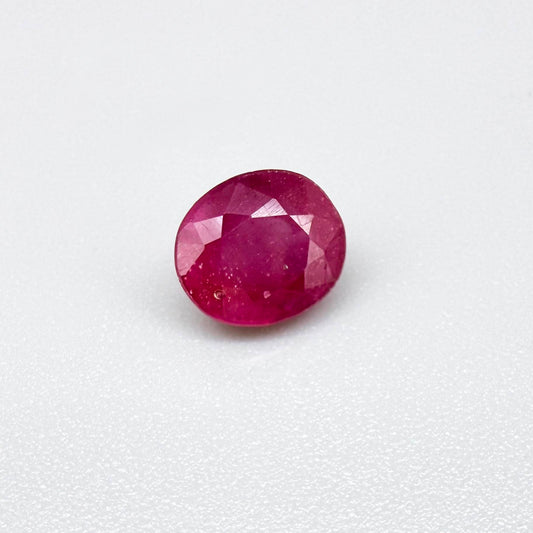 Oval pinkish red ruby from Mozambique with lively color, natural inclusions and soft brilliance.