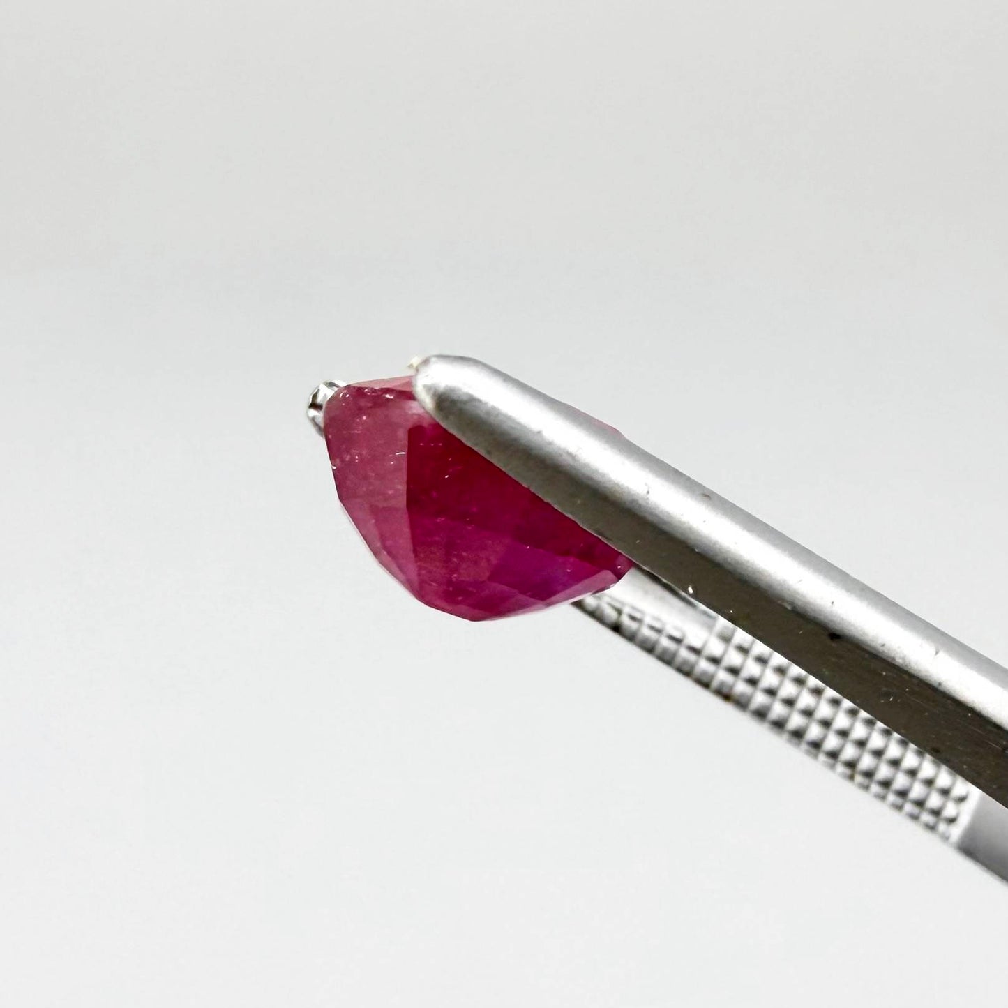 Oval pinkish red ruby from Mozambique with lively color, natural inclusions and soft brilliance.