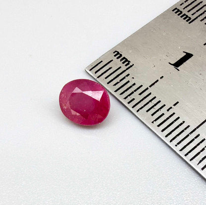 Oval pinkish red ruby from Mozambique with lively color, natural inclusions and soft brilliance.
