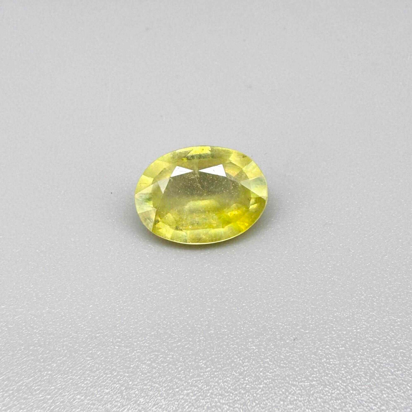 Oval yellow sapphire from Africa, 4ct, with bright lemon-yellow color, slight natural inclusions and a transparent to lightly silky appearance.