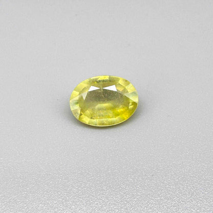 Oval yellow sapphire from Africa, 4ct, with bright lemon-yellow color, slight natural inclusions and a transparent to lightly silky appearance.