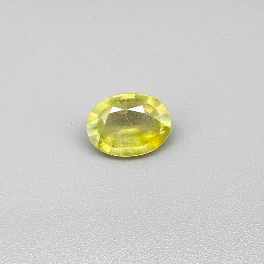 Oval yellow sapphire from Africa, 4ct, with bright lemon-yellow color, slight natural inclusions and a transparent to lightly silky appearance.