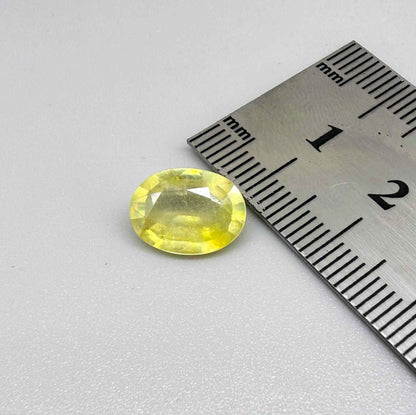 Oval yellow sapphire from Africa, 4ct, with bright lemon-yellow color, slight natural inclusions and a transparent to lightly silky appearance.