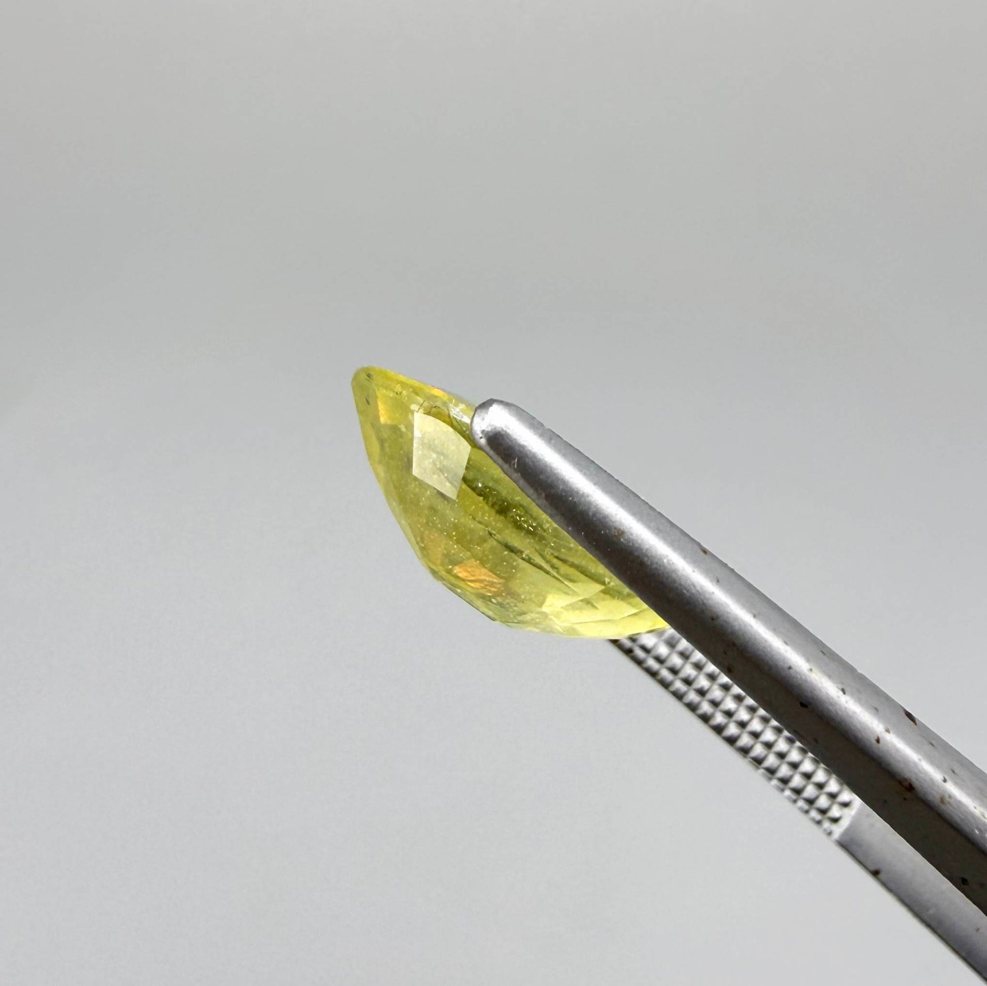 Oval yellow sapphire from Africa, 4ct, with bright lemon-yellow color, slight natural inclusions and a transparent to lightly silky appearance.