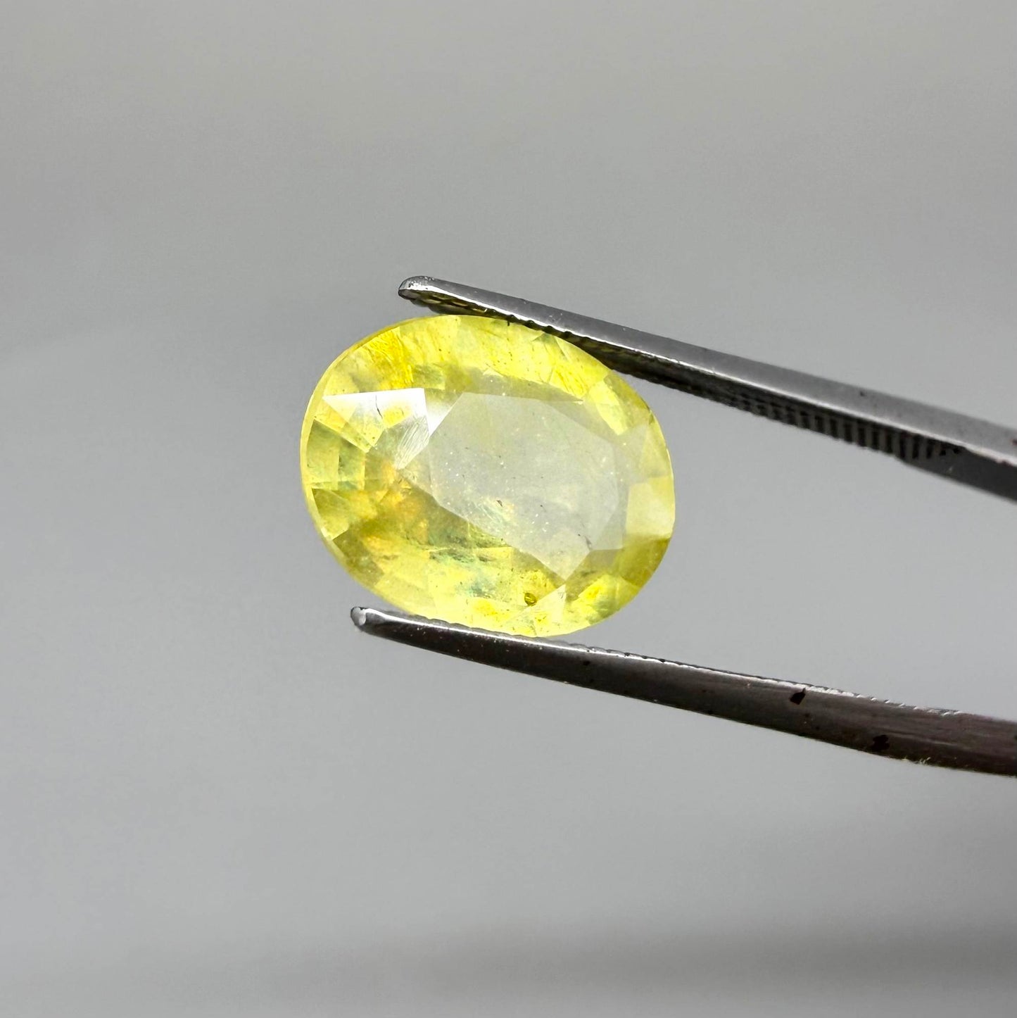 Oval yellow sapphire from Africa, 4ct, with bright lemon-yellow color, slight natural inclusions and a transparent to lightly silky appearance.