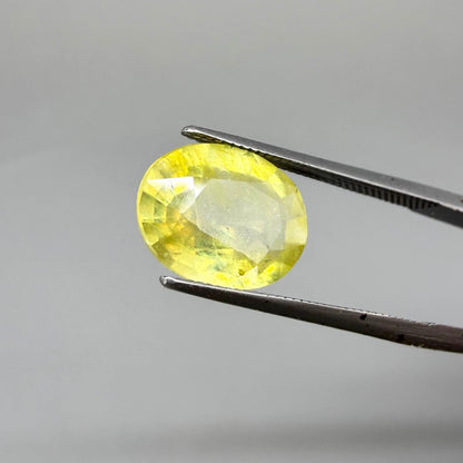 Oval yellow sapphire from Africa, 4ct, with bright lemon-yellow color, slight natural inclusions and a transparent to lightly silky appearance.