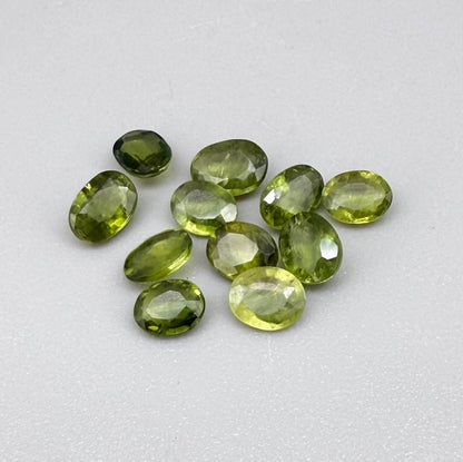 Lot of oval green sapphires from Thailand, 3.02ct total weight, unheated, with fresh to olive-green tones, mostly eye-clean to lightly included and transparent appearance.